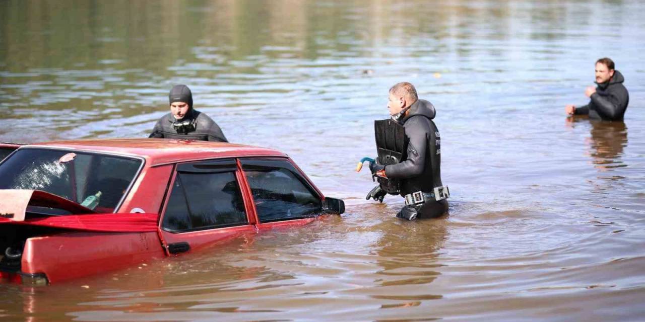 Otomobilin El Frenini Unutan Gençlerin Aracı Eşen Gölü’ne Düştü