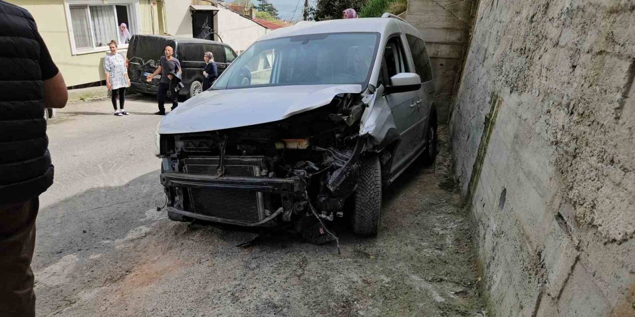 Sarıyer’de Kontrolden Çıkan Otomobil Park Halindeki Araçlara Çarptı: 1 Yaralı