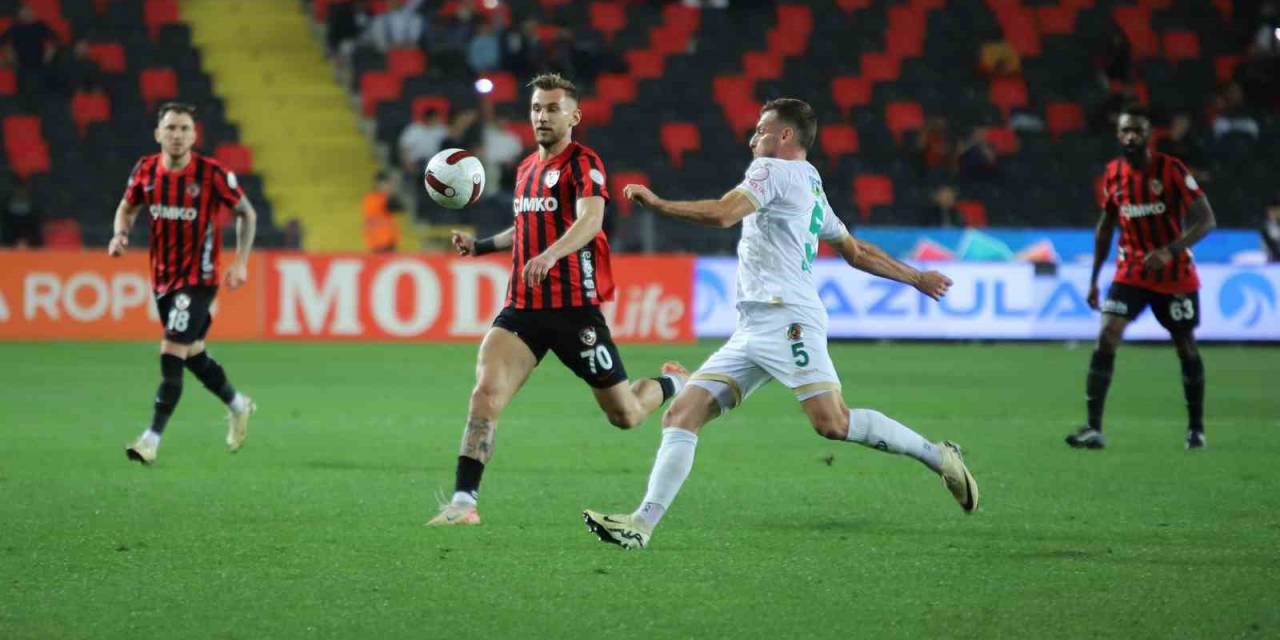 Trendyol Süper Lig: Gaziantep Fk: 0 - Alanyaspor: 2 (İlk Yarı)