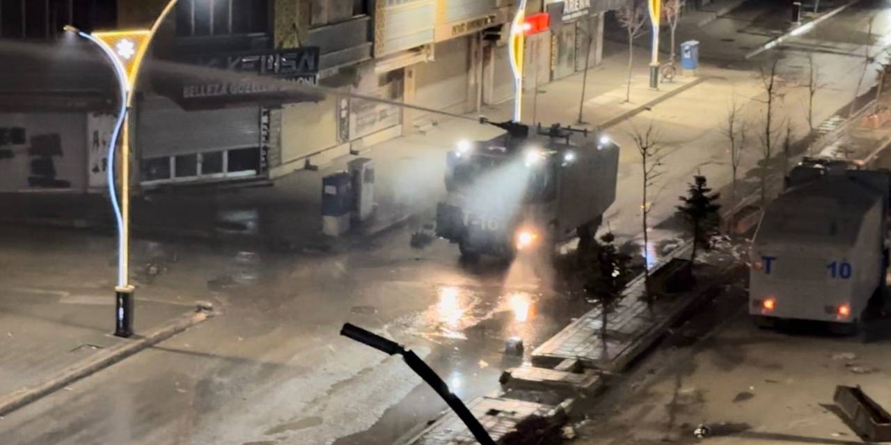 Yüksekova’da İzinsiz Yürüyüşe Polis Müdahalesi