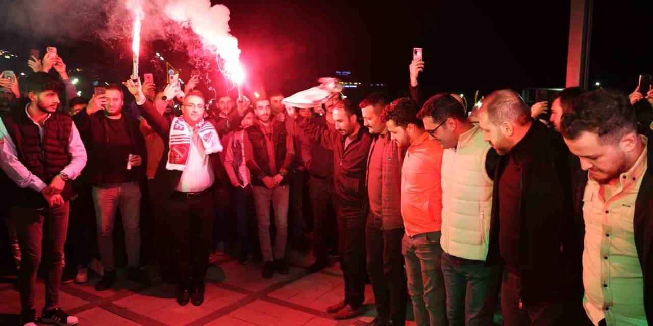 Bu Görüntüler Miting Alanından Değil, Sahur Halayından: Yüzlerce Kişi Geleneksel Sahur Halayında Buluştu