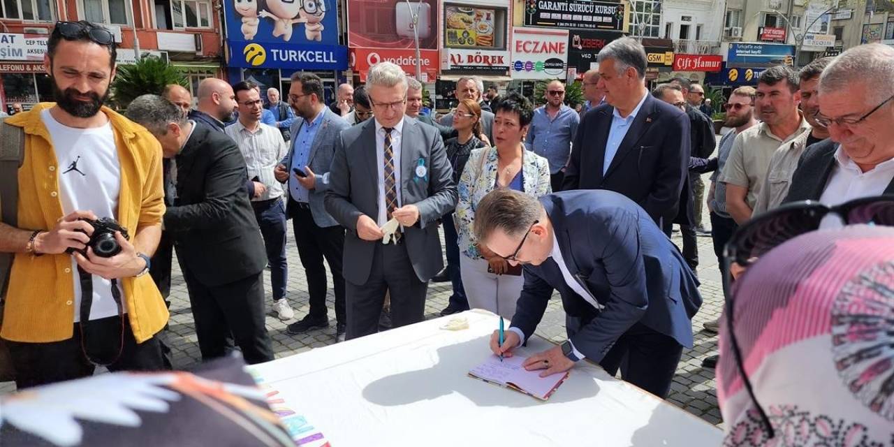 Edremit’te Otizmin Farkındayız, Çözümde Bir Aradayız Resim Sergisi