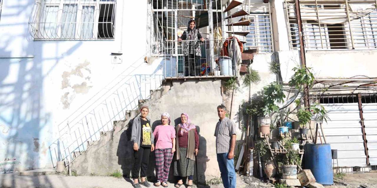 İkinci Defa Seçilen Kadın Muhtar Balkon Konuşması Yaptı, Kadınlarla Çiftetelli Oynadı