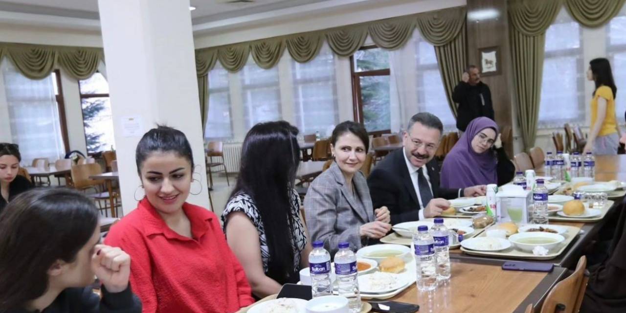 Eskişehir Valisi Hüseyin Aksoy Ve Eşi Hülya Aksoy Kyk Yurdu’nda Kalan Kız Öğrencilerle Buluştu