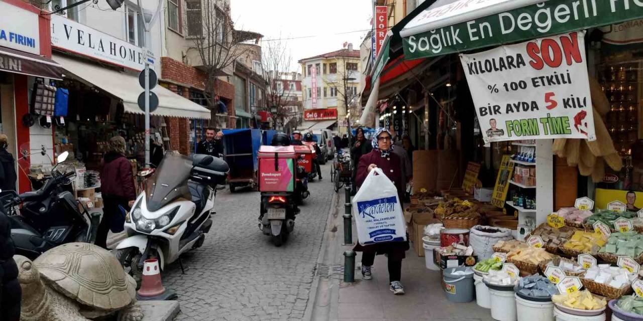 Trafiğe Kapalı Sokakta Oluşan Araç Yoğunluğu Tepki Çekti