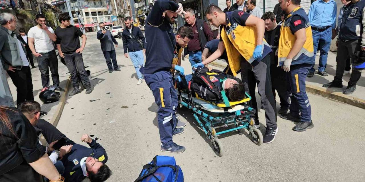 Motosiklet Yayaya Çarptı, 3 Kişi Yaralandı