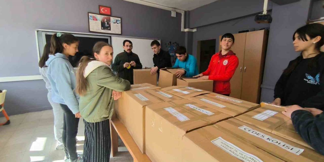 Öğrenciler Topladıkları Yardım Malzemelerini İhtiyaç Sahiplerine Ulaştırdı