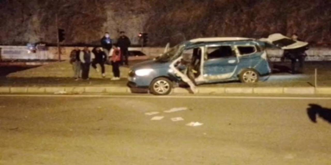 Tır, Hafif Ticari Araca Çarptı: 2 Ölü, 1 Yaralı