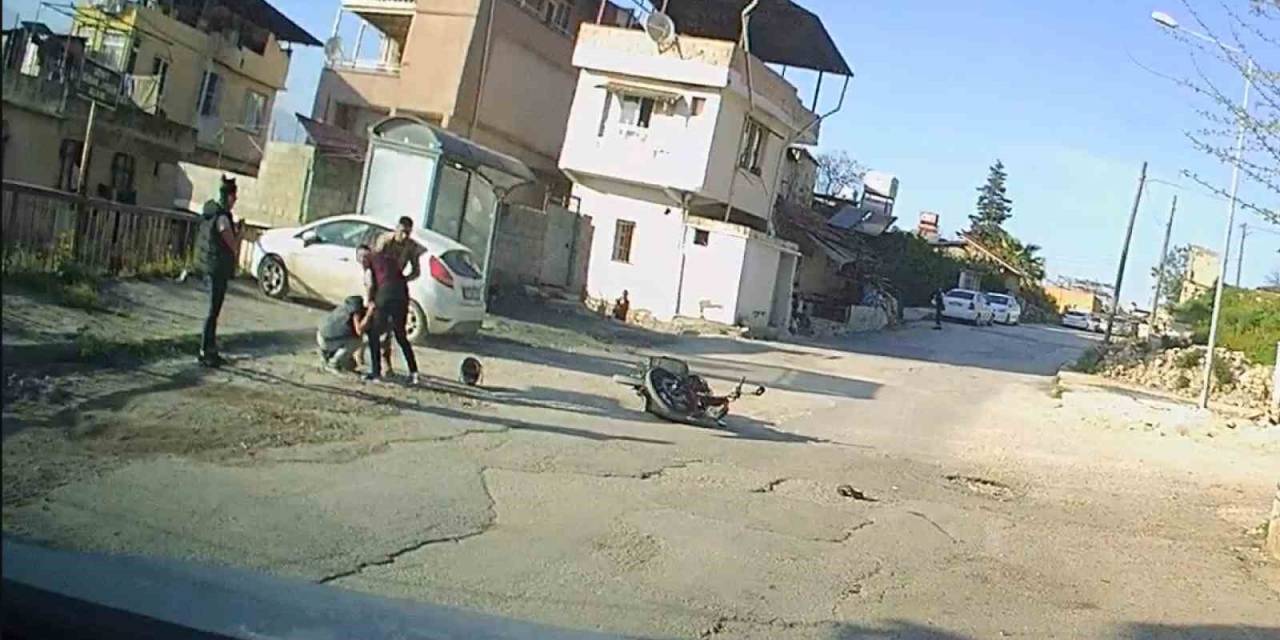 Kadın İle Erkeğin Kasklı, Tekmeli Ve Saç Yolmalı Kavgası Kamerada