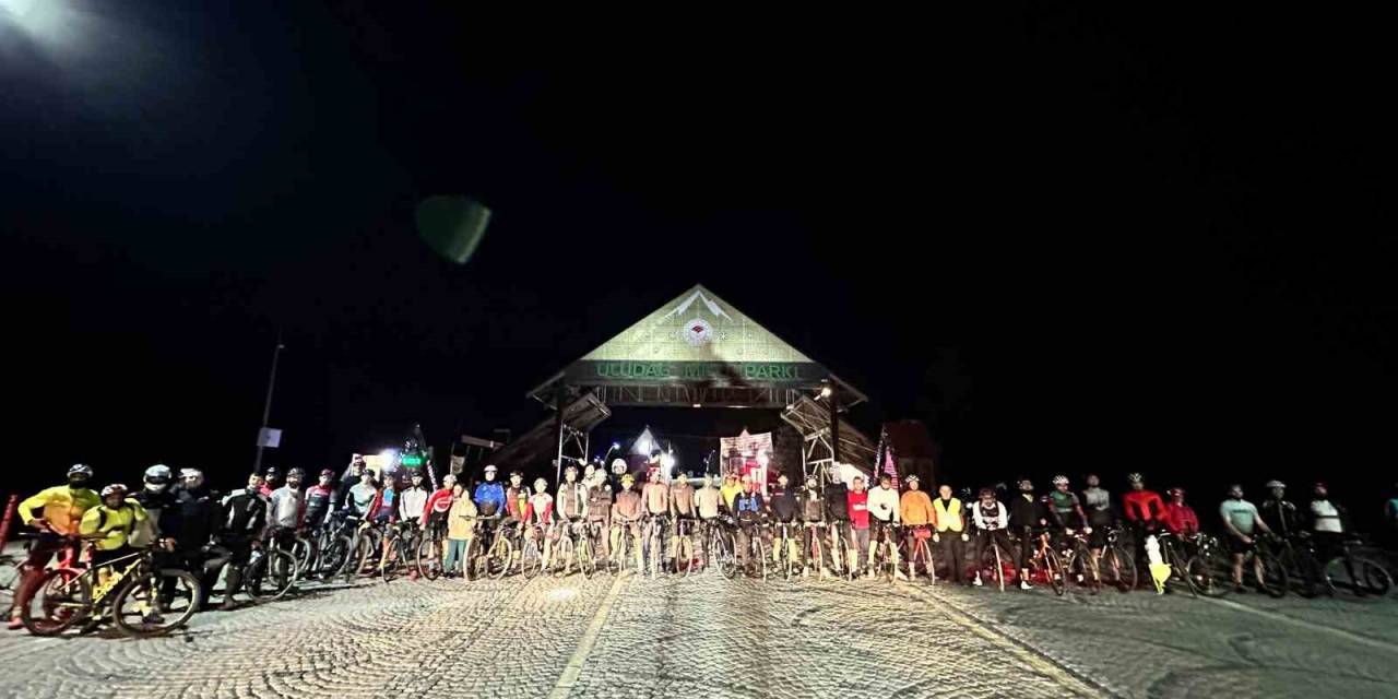 Bisiklet Tutkunları İftar Sonrası Uludağ’a Pedal Çevirdi
