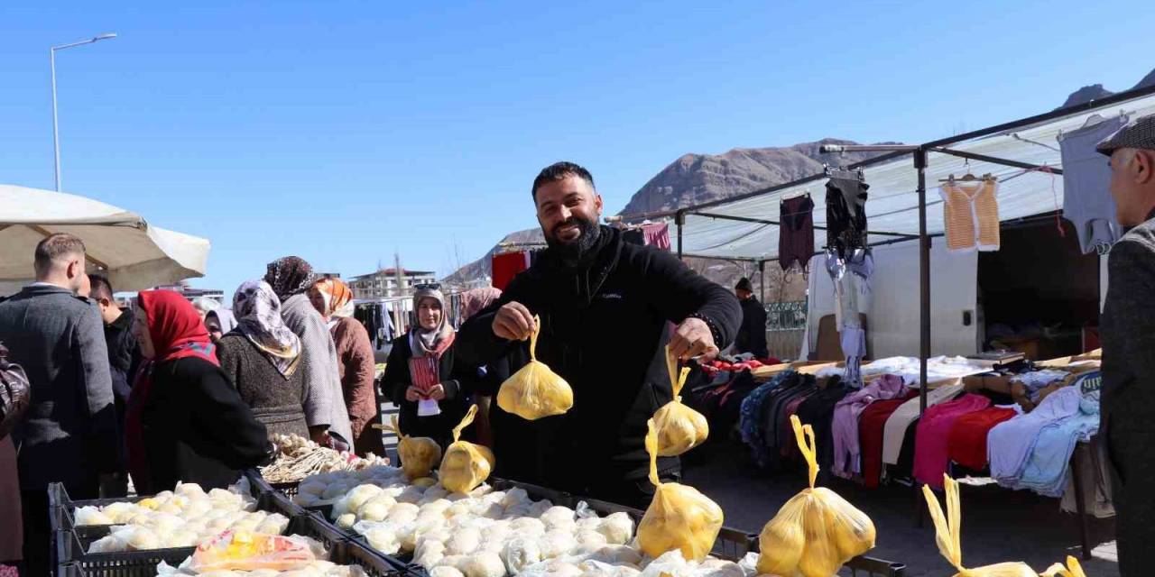 Esprileri Hem Güldürüyor Hem Limon Satıyor