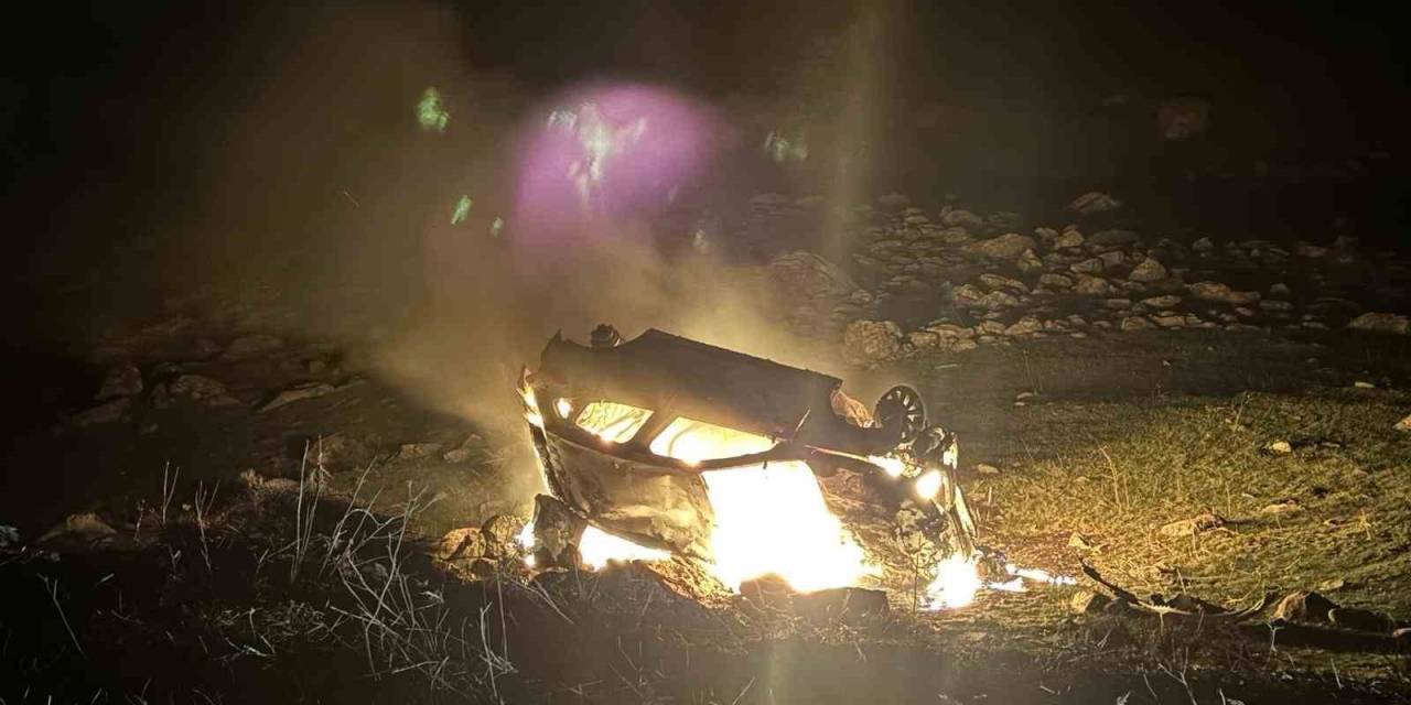 Takla Atarak Alev Alan Otomobilden Canlarını Zor Kurtardılar