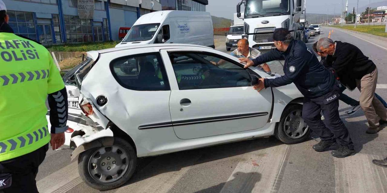 Hasta Taşıyan Araç Otomobile Çarptı: 4 Yaralı