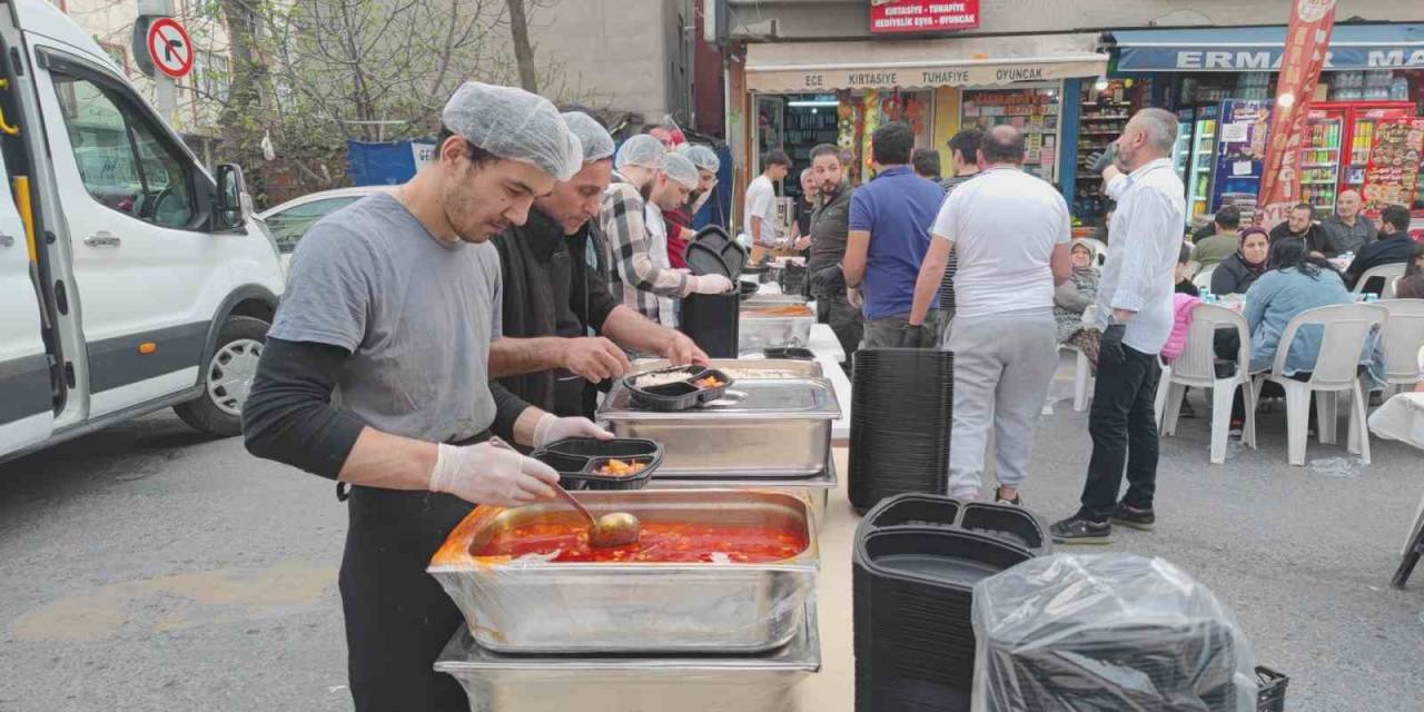 Sultangazi’de Geleneksel Sokak İftarı Düzenlendi, Bin 500 Kişi Aynı Sofrada Buluştu