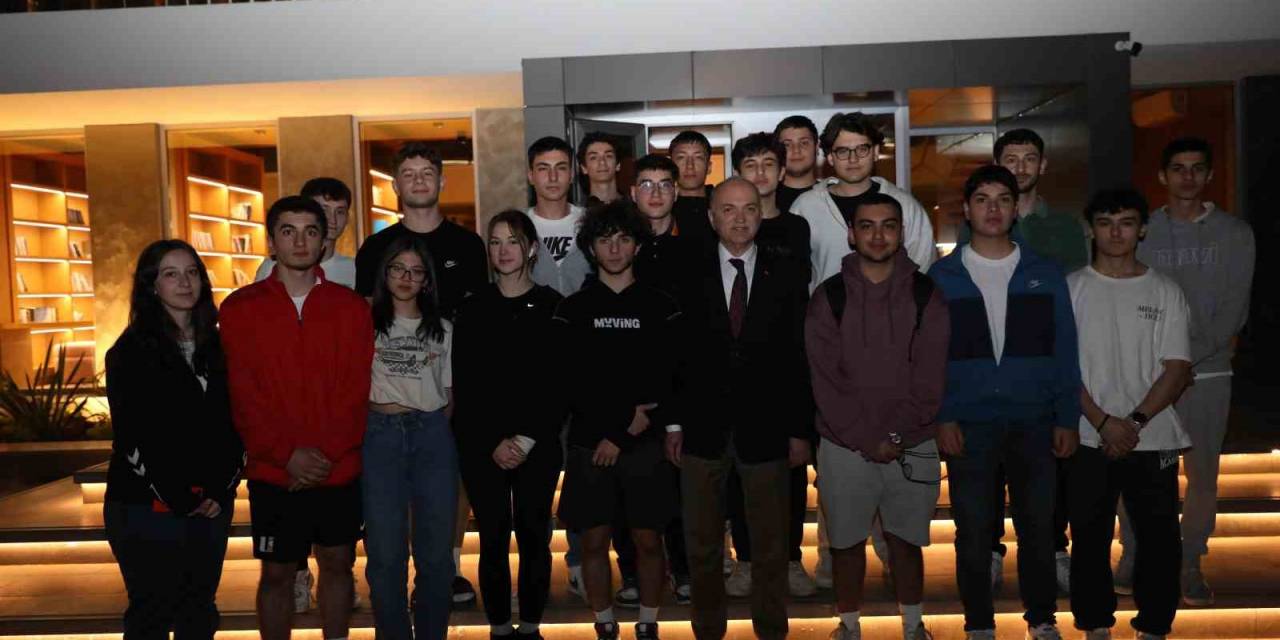 Başkan Özlü’den Gençlere Sürpriz