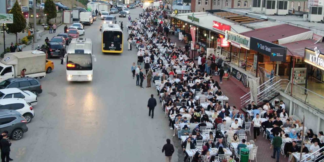 Esnaf İle Üniversite Öğrencileri İftarda Bir Araya Geldi