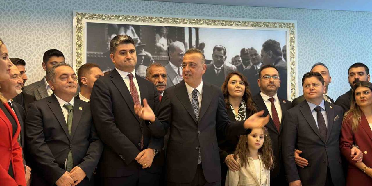 Ataşehir Belediyesi’nde Devir Teslim Töreni Düzenlendi