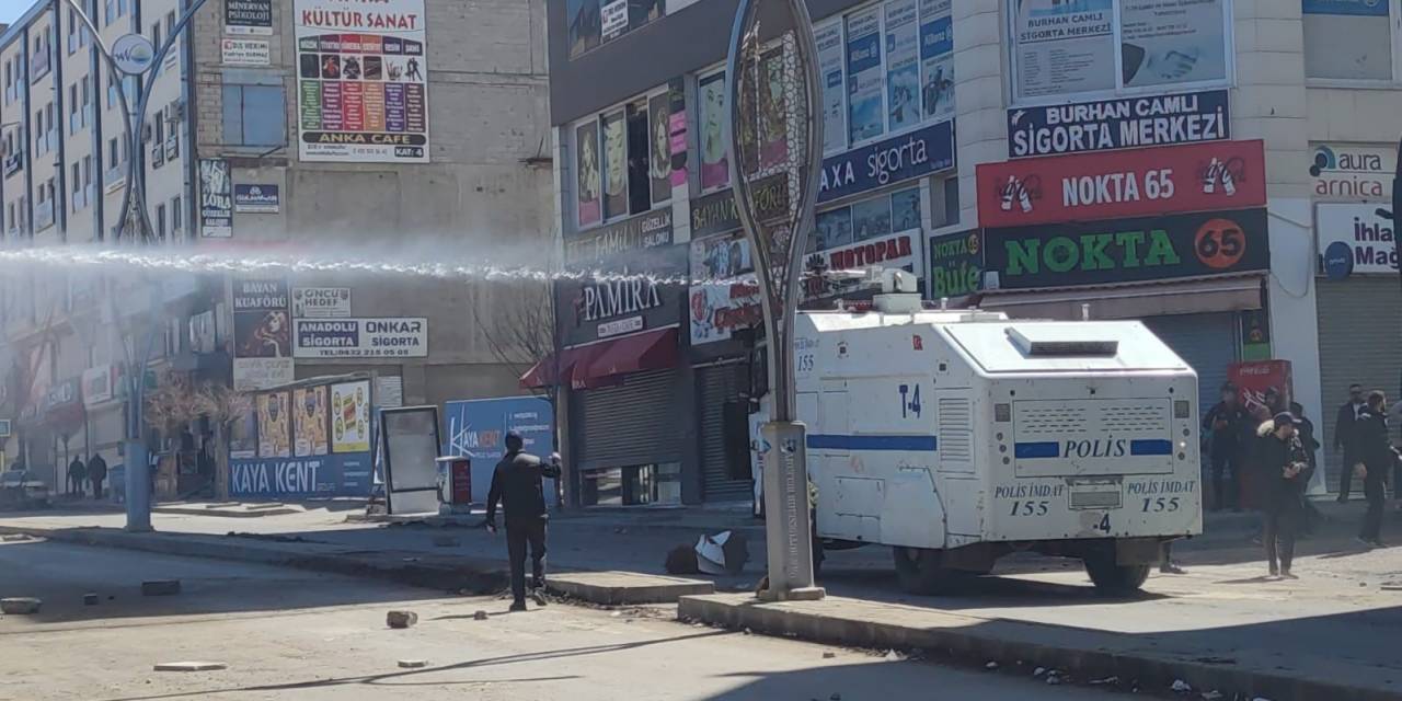 Van’da İzinsiz Gösterilere Polis Müdahale Ediyor