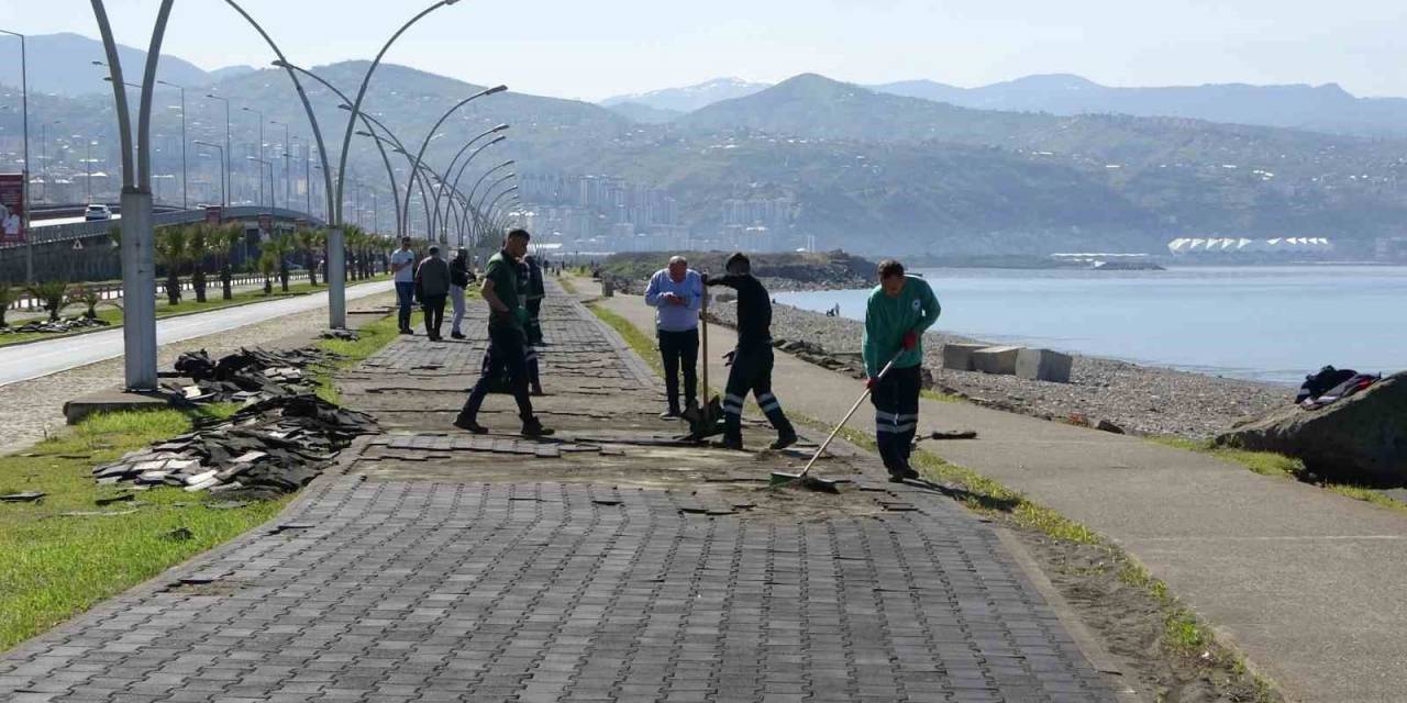 Fırtınada Dalgalar Nedeniyle Zarar Gören Yürüyüş Yolu Onarılıyor