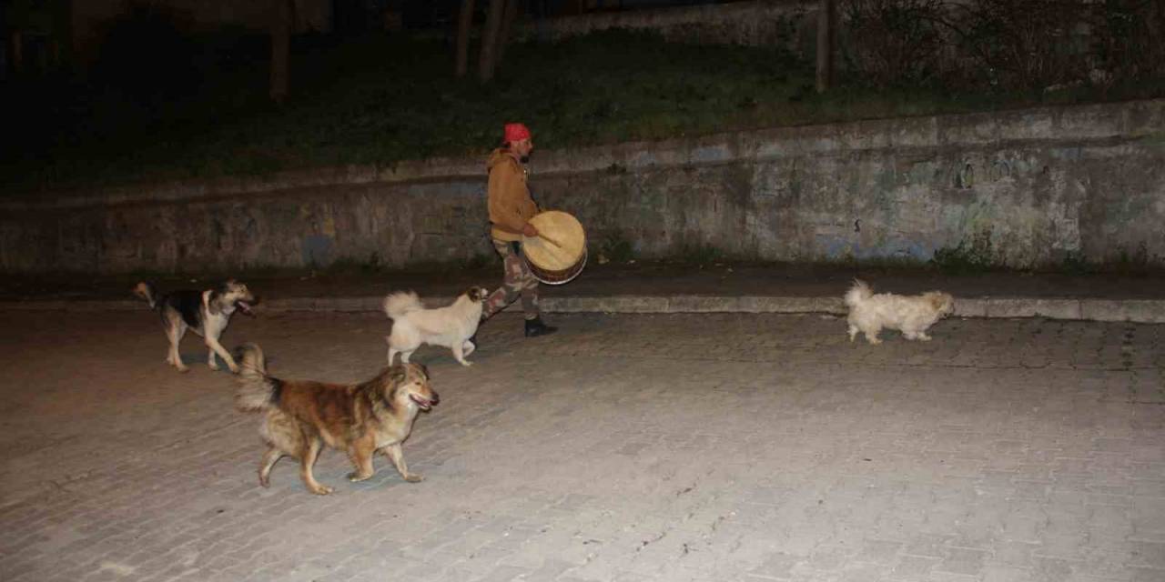 Ramazan Davulcusuna Patili Dostları Sahurda Eşlik Ediyor