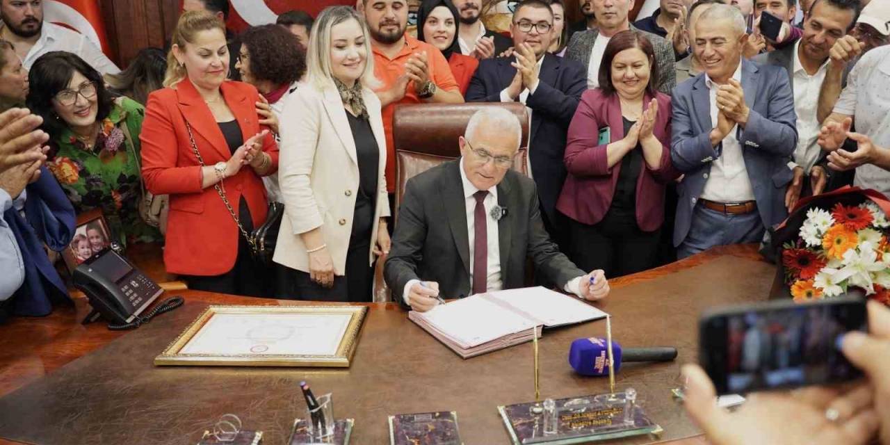 Kumluca’nın Yeni Belediye Başkanı Mazbatasını Aldı