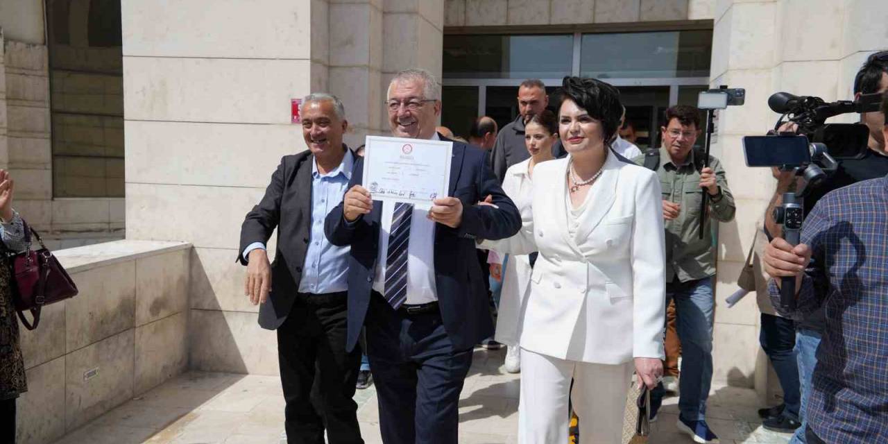 Edremit Belediye Başkanı Mehmet Ertaş Mazbatasını Aldı