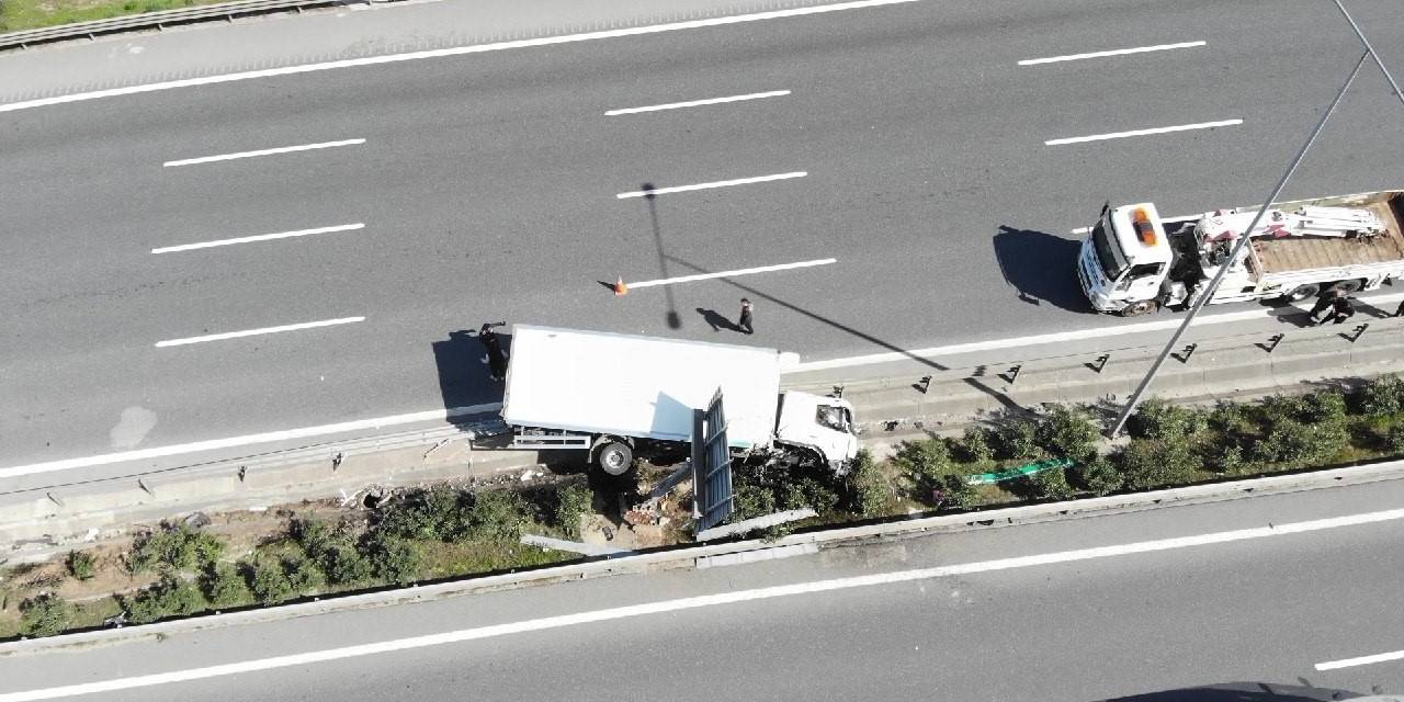Çekmeköy’de Virajı Alamayan Kamyon Yan Yattı