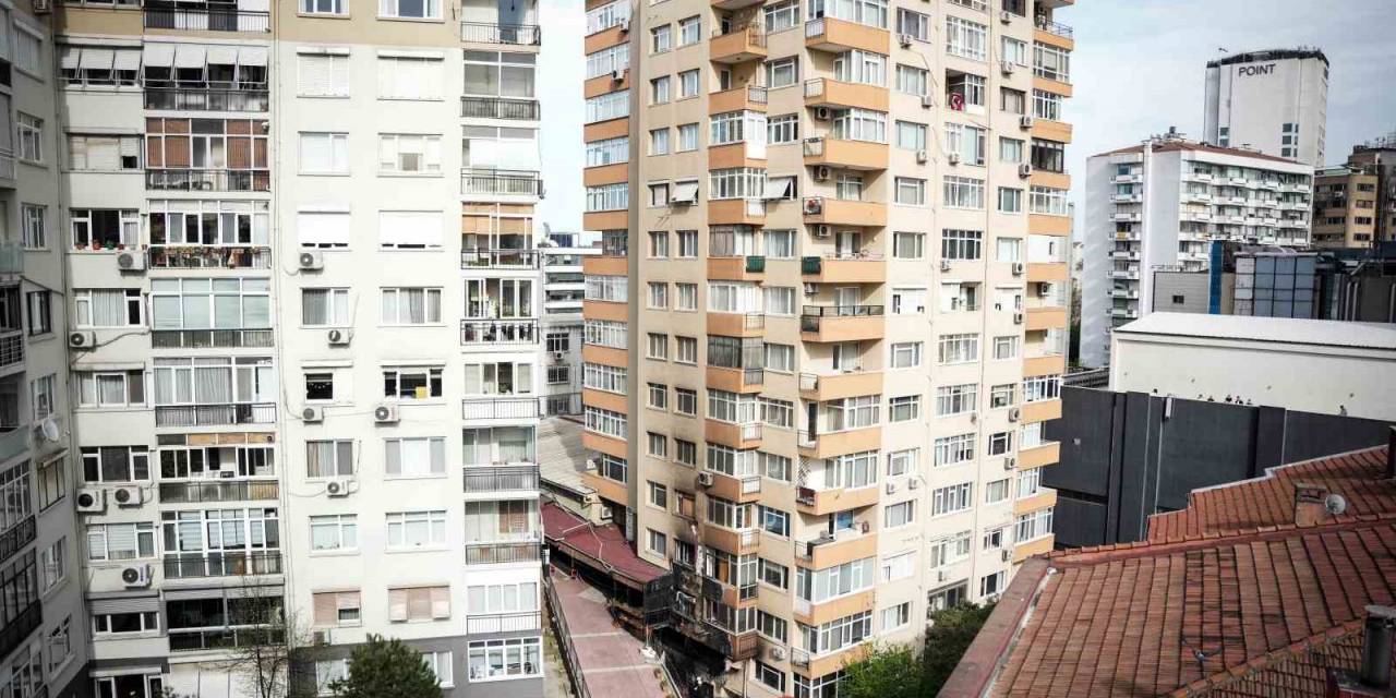 Beşiktaş’taki Yangın Sırasında Zarar Gören Bina Fotoğraflara Yansıdı