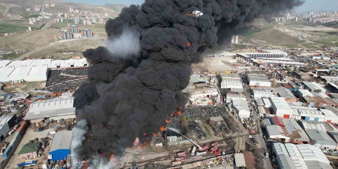 Ankara’da Hurdacılar Sitesi’ndeki Yangında Gökyüzünü Siyah Dumanlar Kapladı