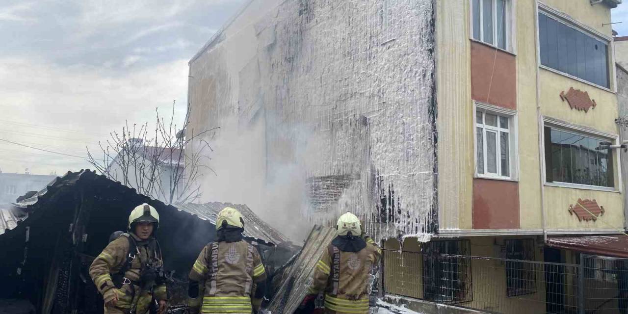 Avcılar’da Araç Garajındaki Yangın Binanın Cephesine Sıçradı
