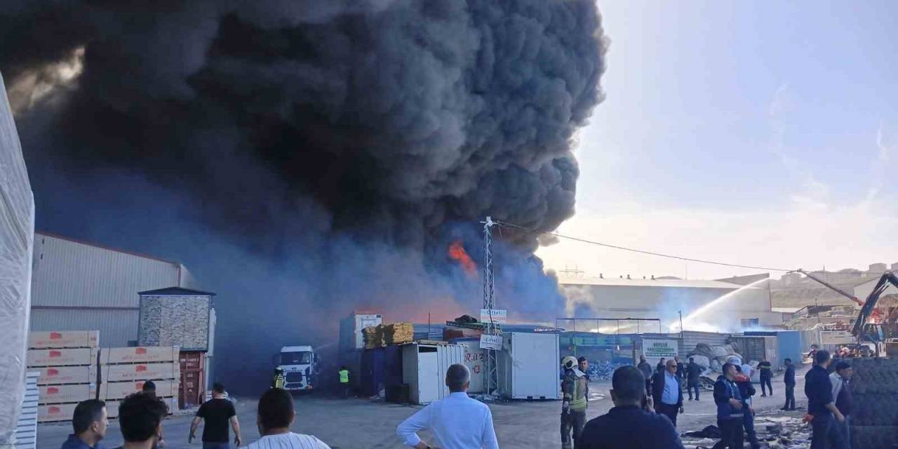 Başkentteki Sanayi Sitesinde Çıkan Yangına Müdahale Sürüyor
