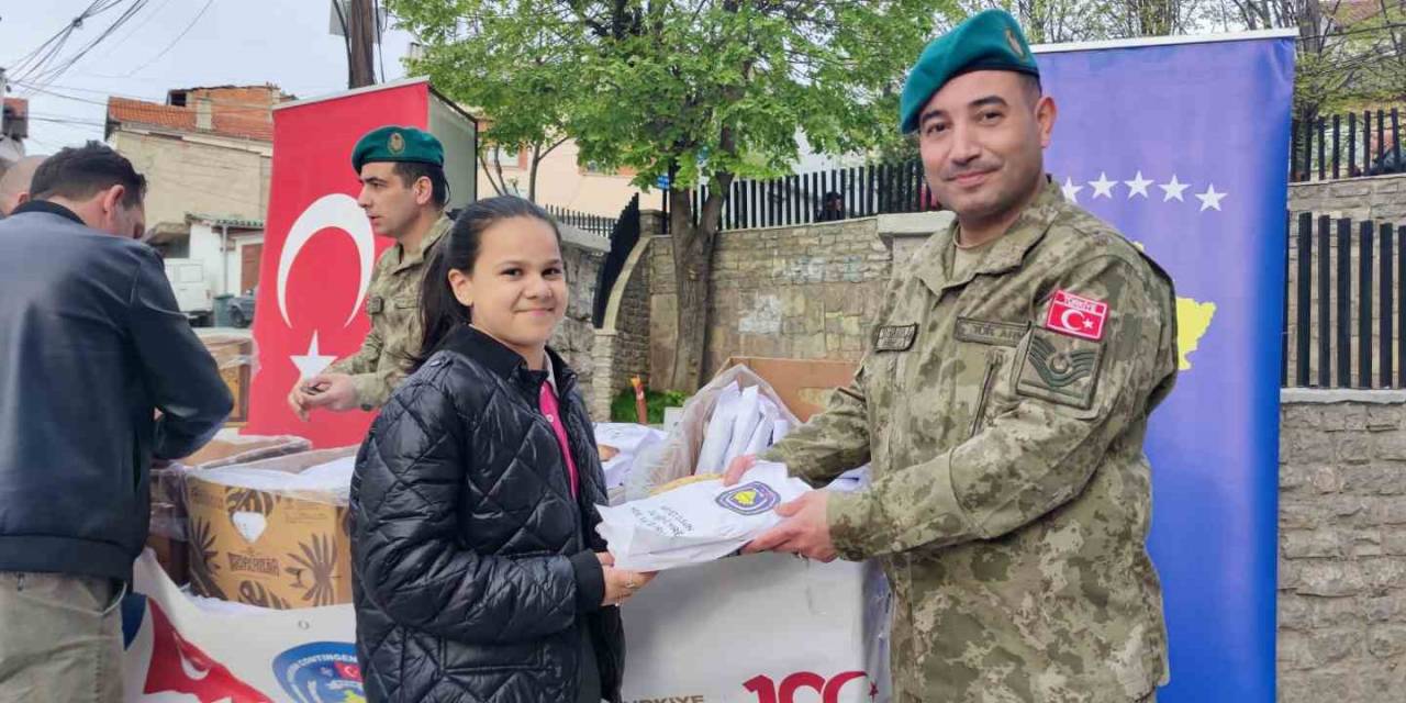 Mehmetçik Kosova’da Ramazan Pidesi Dağıttı