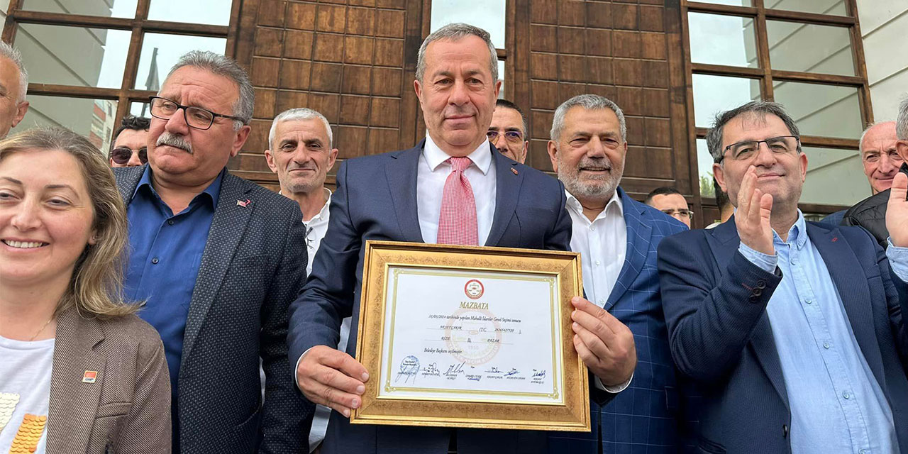 Pazar Belediye Başkanı Neşet Çakır, mazbatasını aldı
