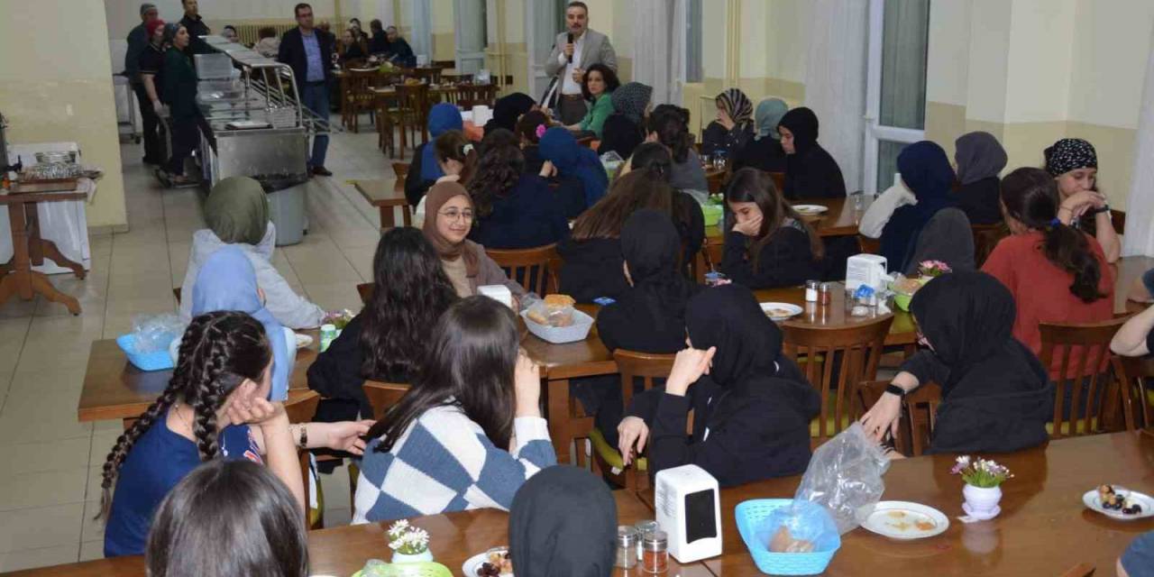 Kaymakam Odabaş Öğrenciler İle İftar Yaptı