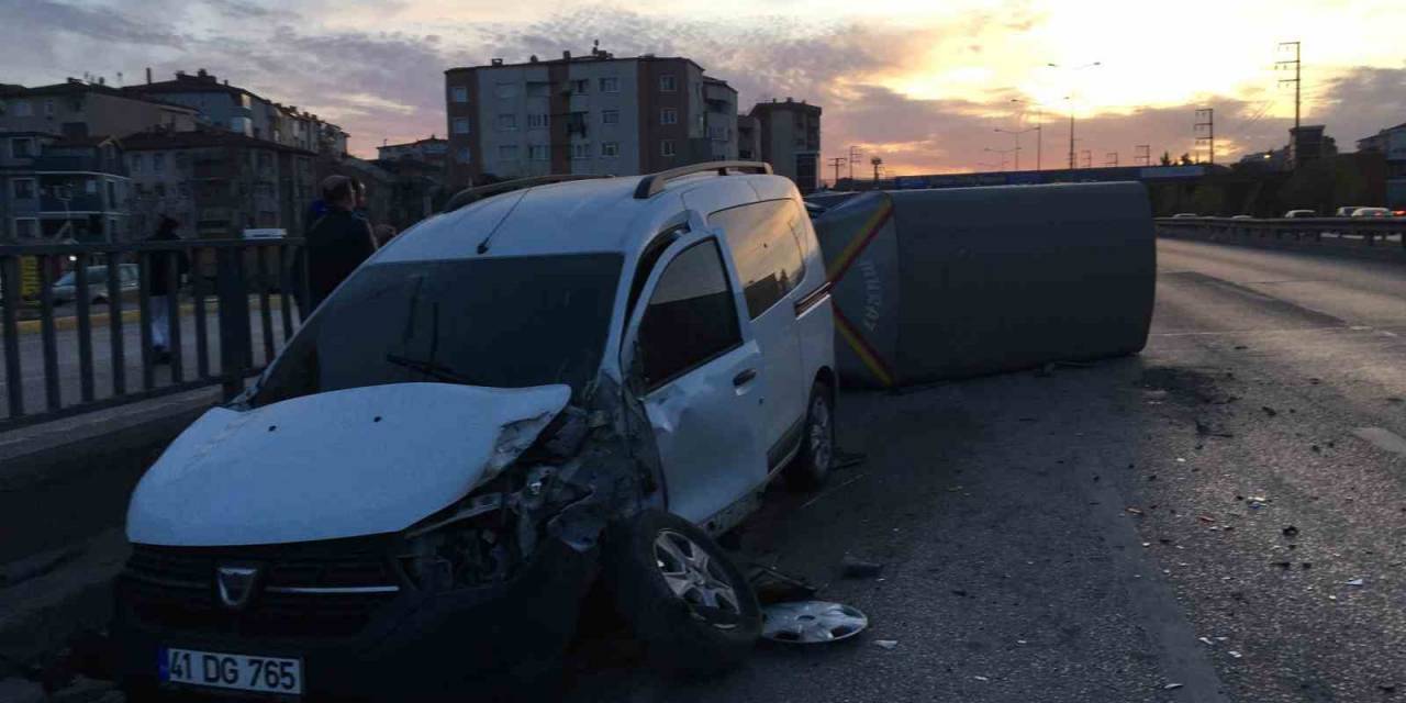 Hafif Ticari Araçla Çarpışan Kamyonet Devrildi: 2 Yaralı