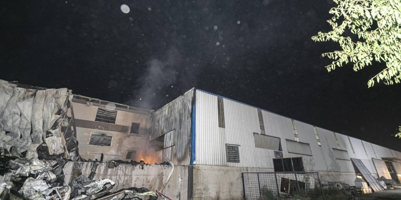 Mersin’de Boya Deposunda Çıkan Yangın Söndürüldü