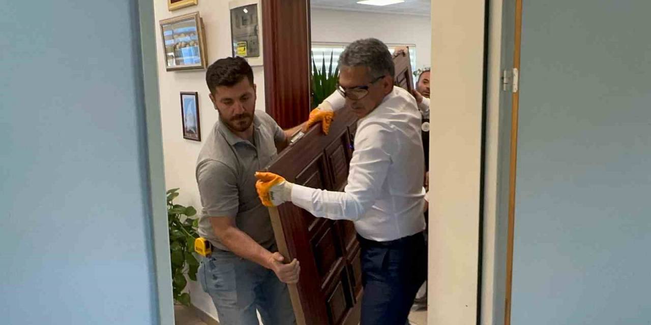 Gemlik Belediye Başkanı Deviren Makam Kapısını Söktü