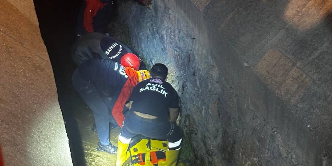 Sulama Kanalına Düşen Sürücüyü İtfaiye Kurtardı