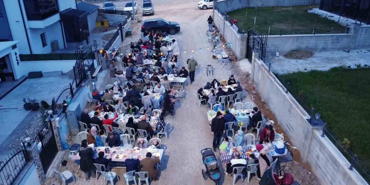 Tüm Mahalle Sakinleri Aynı Sofrada İftar Açtı
