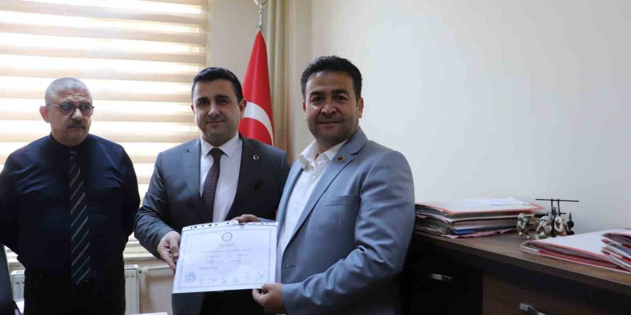 Başkan Üstün Dönmez Mazbatasını Aldı