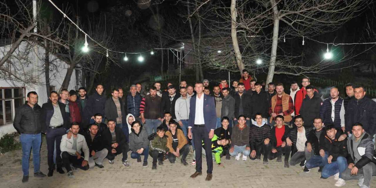 Gediz’de Yeniden Seçilen Muhtar Köylüleri İçin İftar Programı Düzenledi