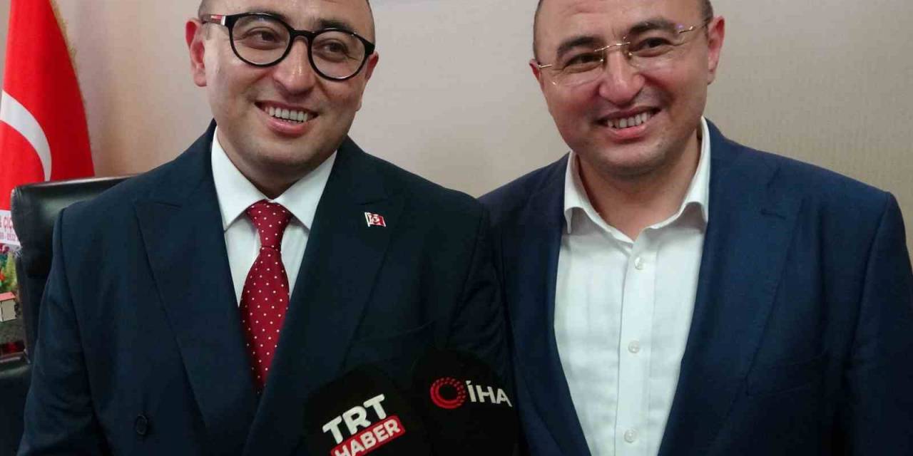 Görenler Yeni Belediye Başkanını İkizi İle Karıştırıyor