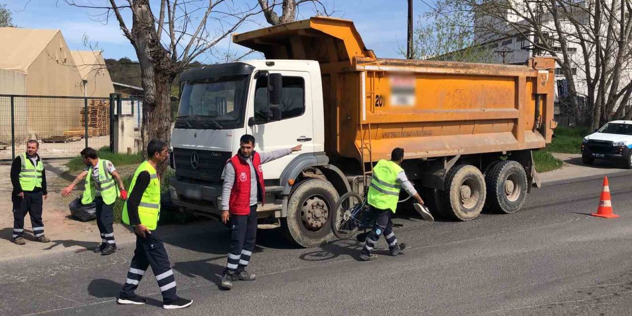 Kamyonla Çarpışan Bisikletlinin Ağır Yaralandığı Kaza Kamerada: Şoför Alkollü Çıktı