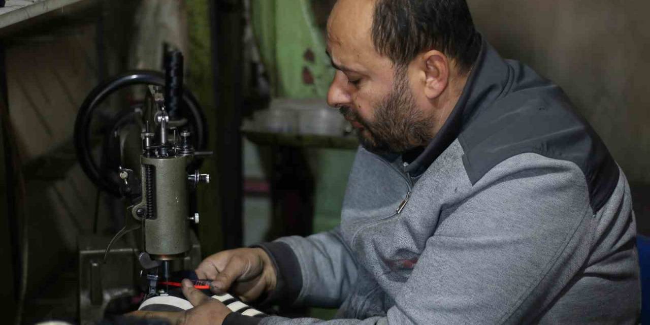 4 Metrekarelik Dükkanda 32 Yıldır Ayakkabı Tamir Ediyor