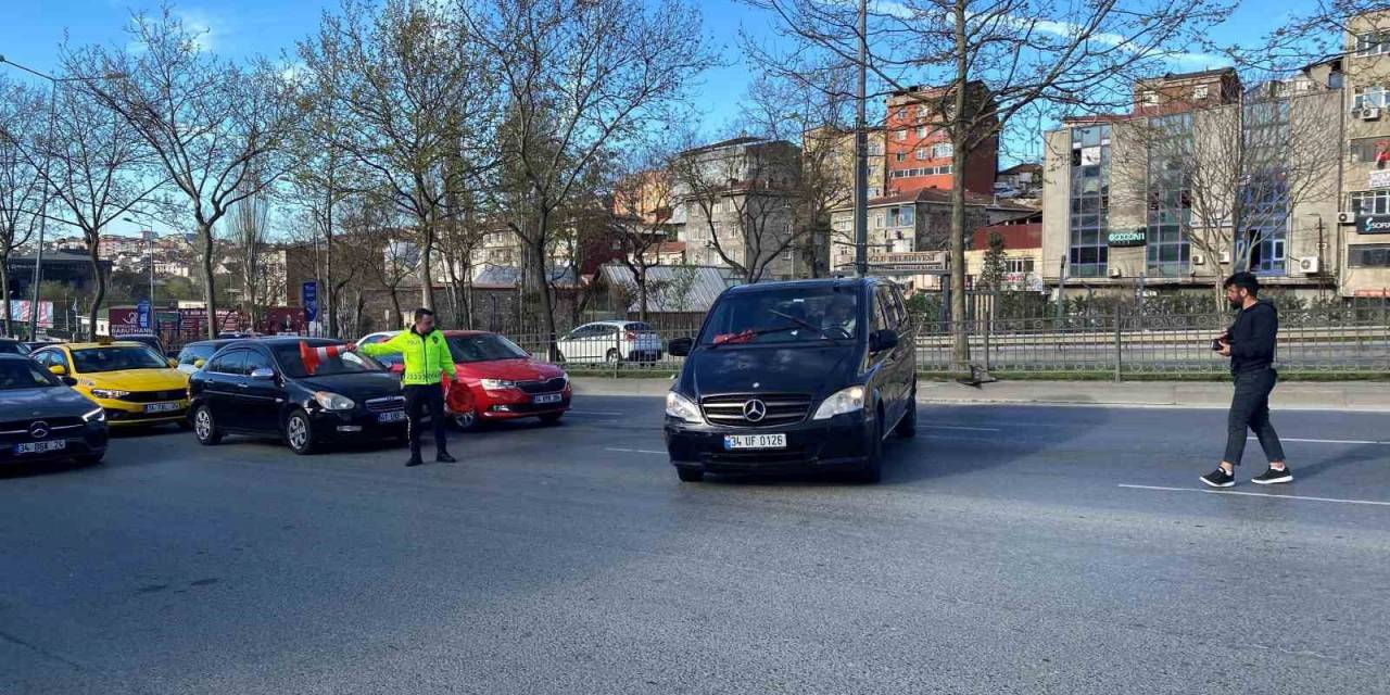 Şişli’de İnanılmaz Kaza Kamerada: İki Küçük Kardeş El Frenini İndirdi, Kayan Araç Kaza Yaparak Caddeye Çıktı