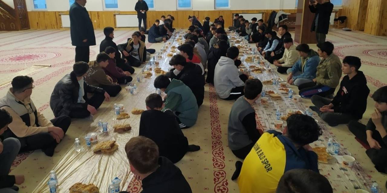 Çıldır Müftülüğünden Gençlere İftar