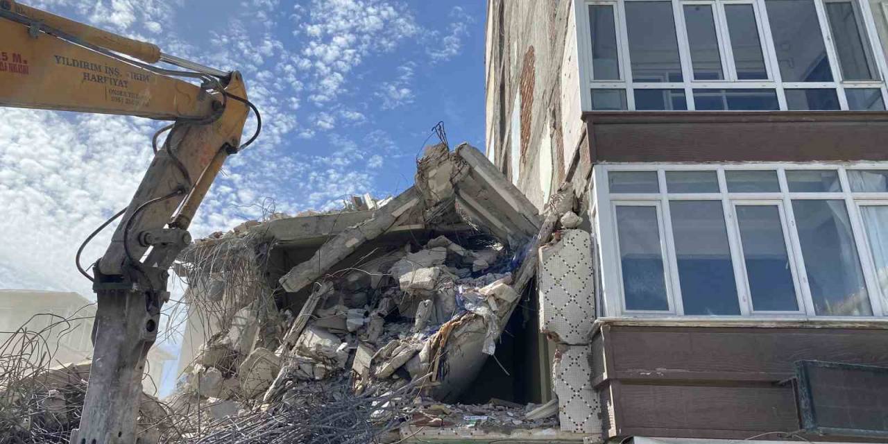 Avcılar’da Kentsel Dönüşüm İçin Yıkılan Binanın Duvarını Kullandılar, Balkon Açıkta Kaldı