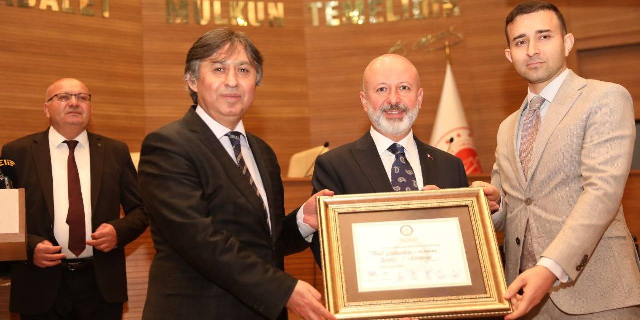 Başkan Çolakbayrakdar Mazbatasını Aldı