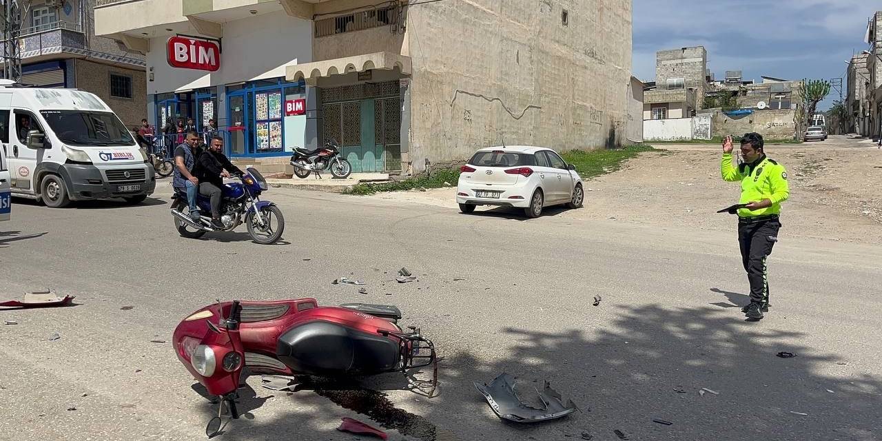 Kilis’te Motosiklet İle Otomobil Kafa Kafaya Çarpıştı:1 Yaralı