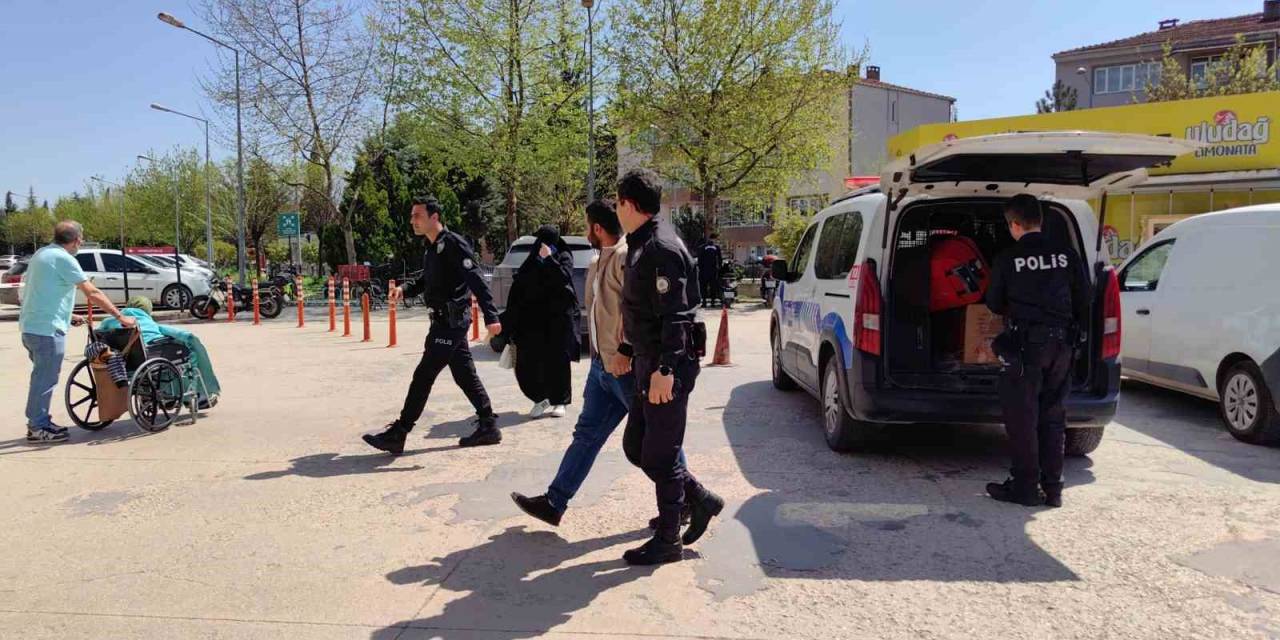 Kaçak Göçmenler Evlendikleri Gün Yakalandı